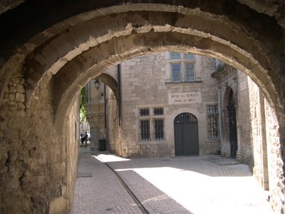 Saint-Rémy-de-Provence, portico nel centro del villaggio - Foto: redazione