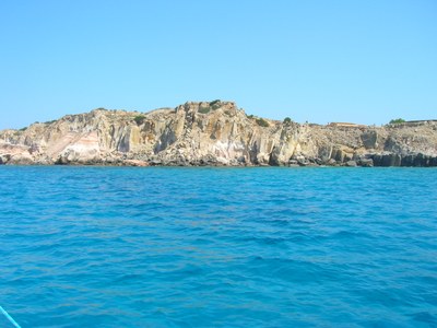 Scogliere dell'isola di San Pietro, Sardegna - Foto Sandrino - Wikimedia Commons