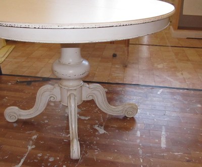 Si potrebbe ridipingere di bianco un vecchio tavolo