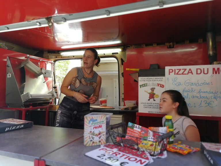 Valérie e Angelina nel camion-pizza di Pizza David