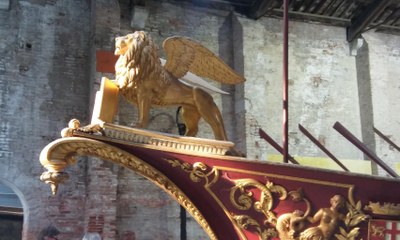 Venezia, il leone emblema della città sulla prua di un'antica imbarcazione  - Con la gentile collaborazione della Marina Militare Italiana