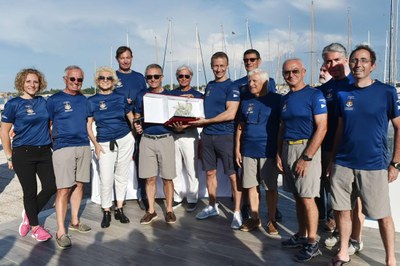 Venezia, il team di Strale si aggiudica il V Trofeo Principato di Monaco. Terza da sinistra Anna Licia Balzan, Console Onorario del Principato, ideatrice della regata.jpg
