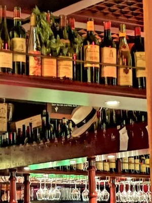 Wine Bar Le Cheval Blanc a Nîmes, il locale bar