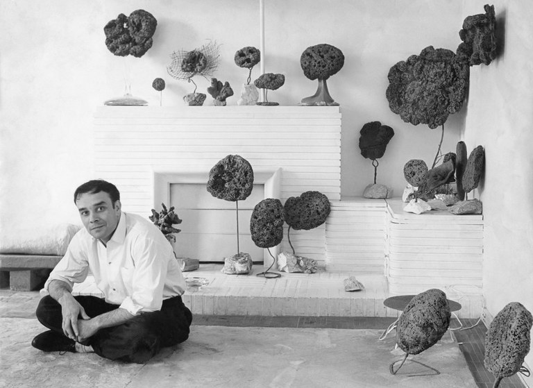 Yves Klein nel suo atelier circondato dalle sue sculture spugne 1959