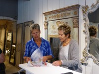 Atélier des couleurs - Liz e Monique sfogliano il catalogo dei colori