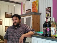 Sylvain tiene aperta la cave di Orgamic.