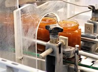 La Roumanière di Robion, i vasetti riempiti sono pronti per essere tappati