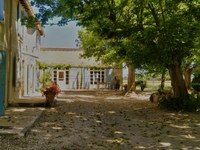 Mas de Valériole - La corte esterna tra gli edifici