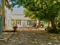 Mas de Valériole - La corte