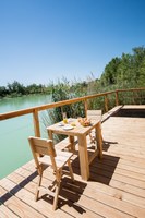 Sulla terrazza della palafitta © Cabanes Nature & SPA