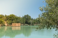 Una capanna galleggiante rotonda del Domaine des Grands Cépages © Cabanes Nature & SPA