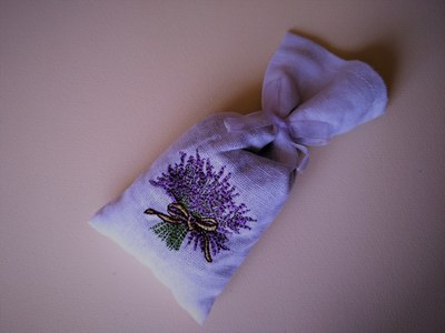 Lavanda, raffinato sacchettino profuma biancheria ricamato a mano