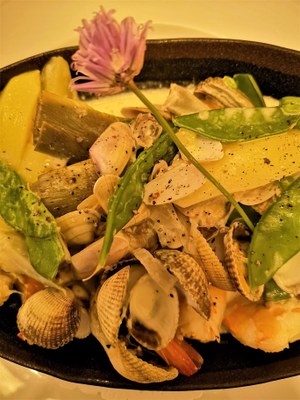 A la Table de Nicolas, marinière di coques e gamberetti