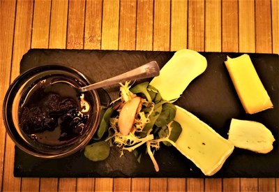 A la Table de Nicolas, un po' di formaggio per finire il vino