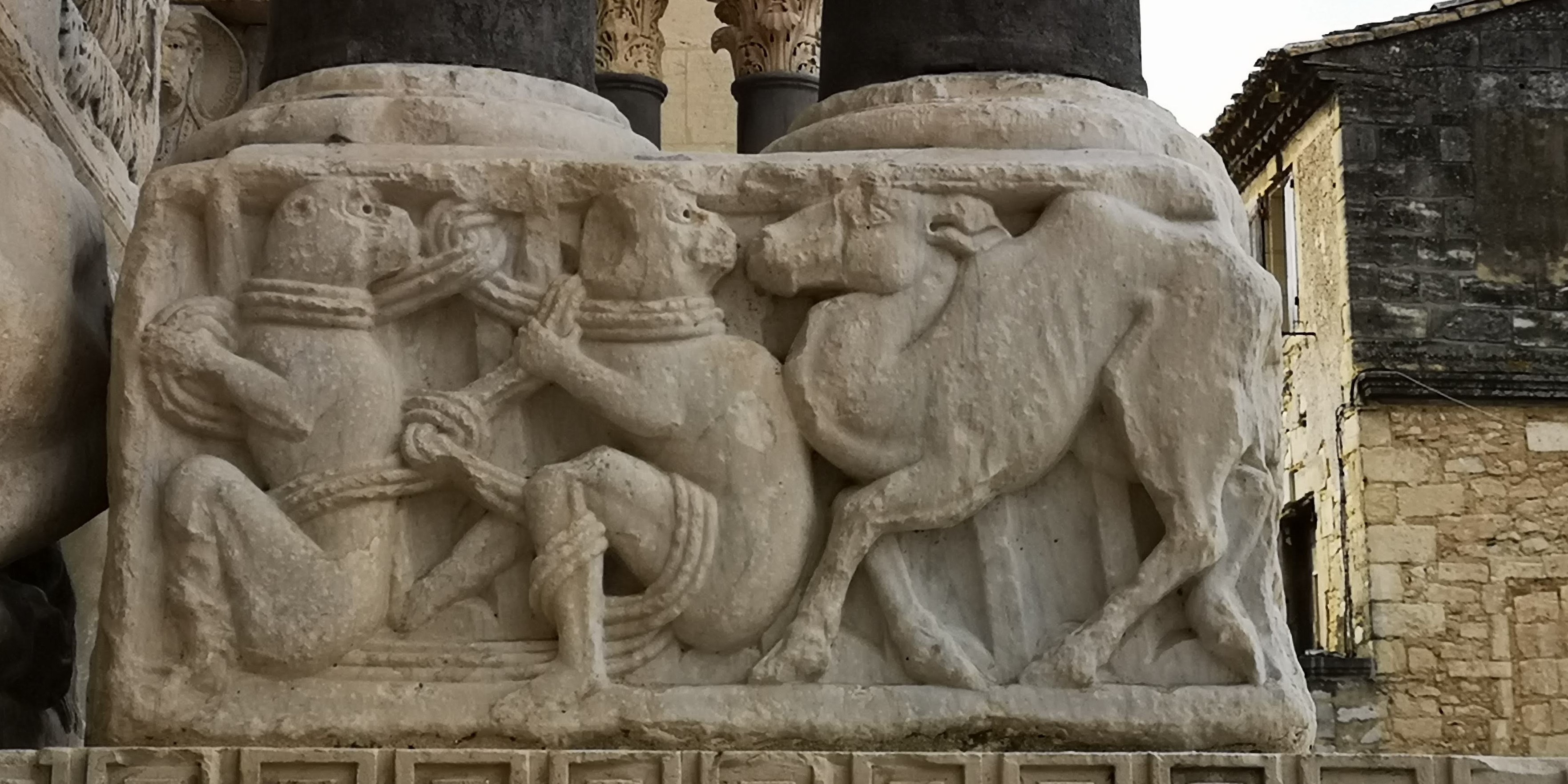 Abbazia di Saint-Gilles, particolare della facciata, bestiario