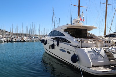 All'attracco nel porto di Cannes