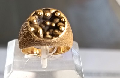 Anello con semi di Maura Biamonti