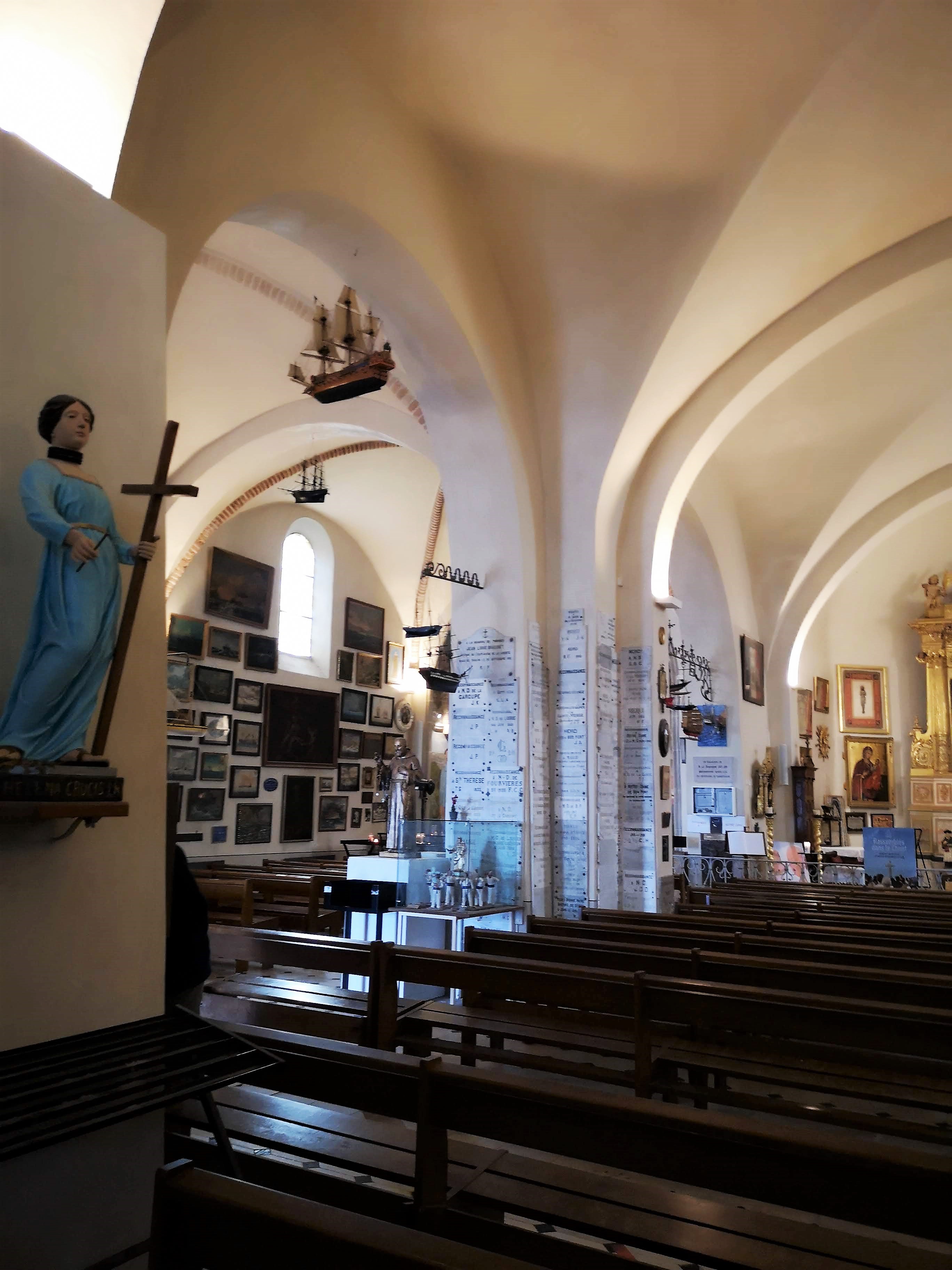 Antibes, le due navate della Cappella di Notre-Dame-de-la-Garde