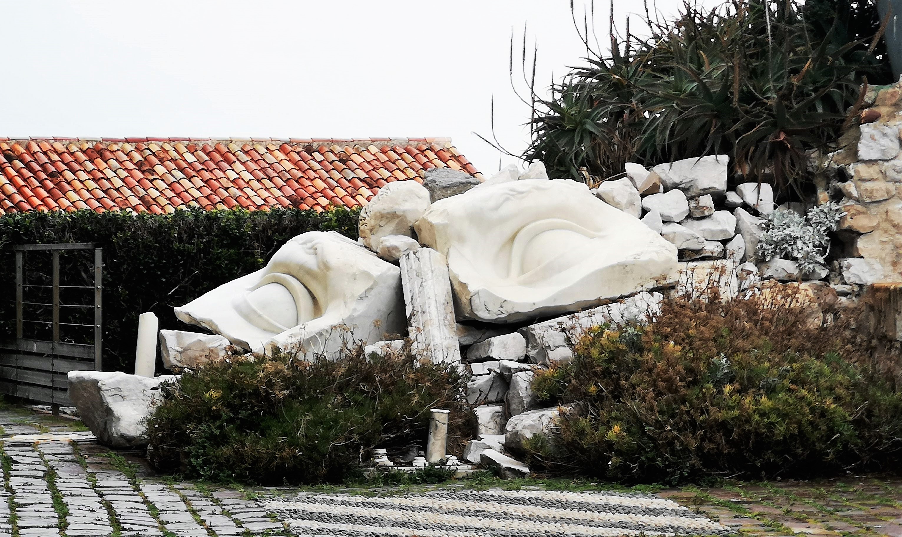 Antibes, Museo Picasso, scultura sulla terrazza sul mare