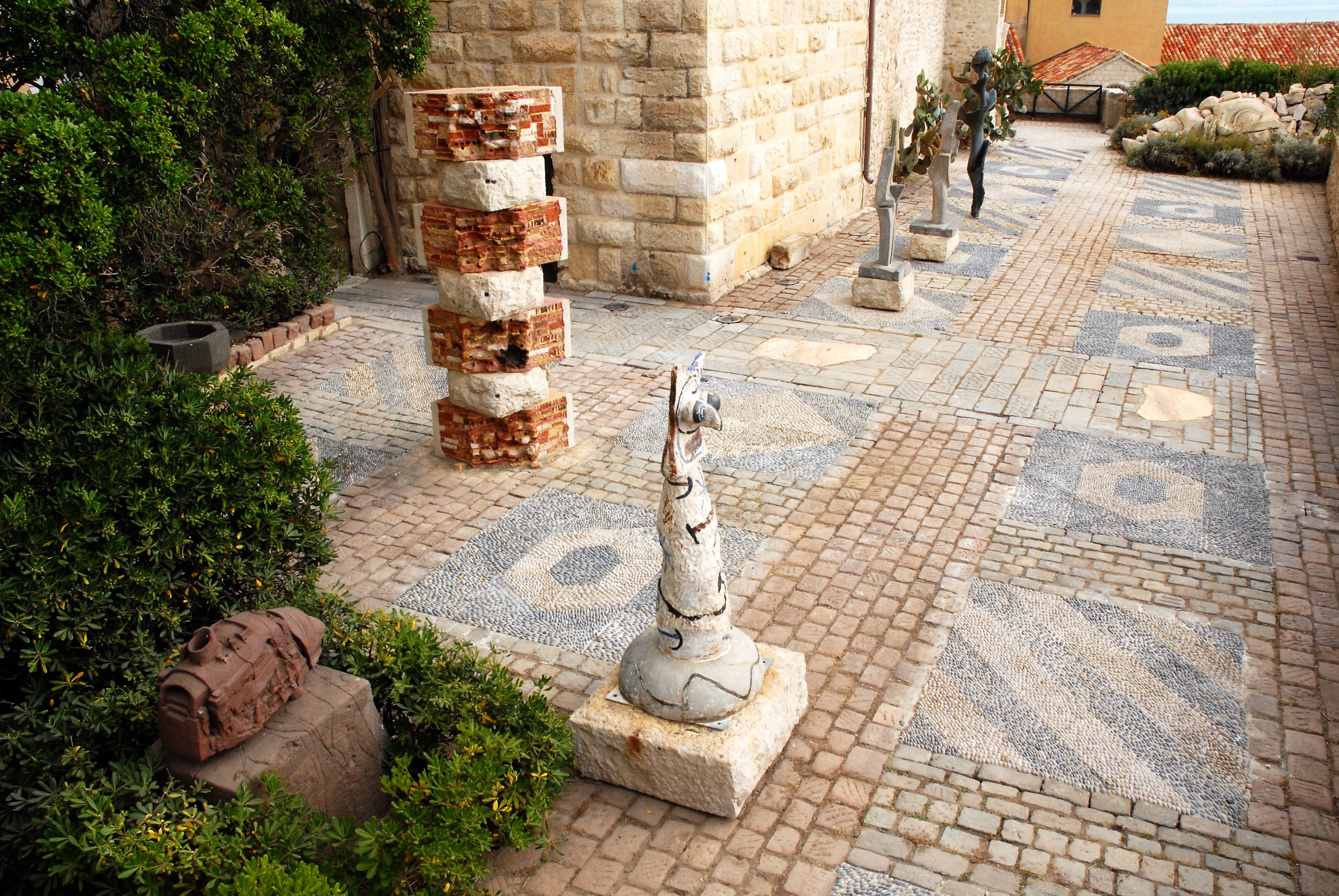 Antibes, Museo Picasso, Vue de la terrasse du musée, 2008-09-18, pour l’œuvre de Juan Miro © Sucesio Miro-Adagp, Paris