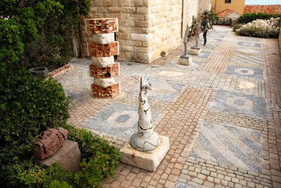 Antibes, Museo Picasso, Vue de la terrasse du musée, 2008-09-18, pour l’œuvre de Juan Miro © Sucesio Miro-Adagp, Paris