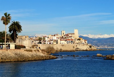 Antibes sullo sfondo delle Alpi innevate