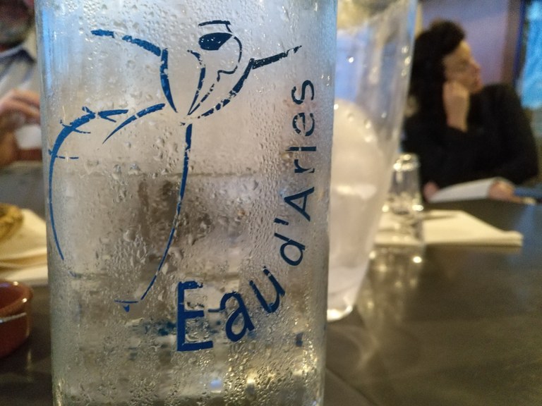 Arles, al tavolo di un caffè.