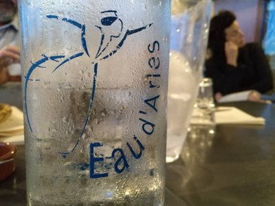 Arles, al tavolo di un caffè.