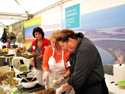 Arles, Françoise Peytavin intenta a preparare assaggi per i visitatori di Camargue Gourmande