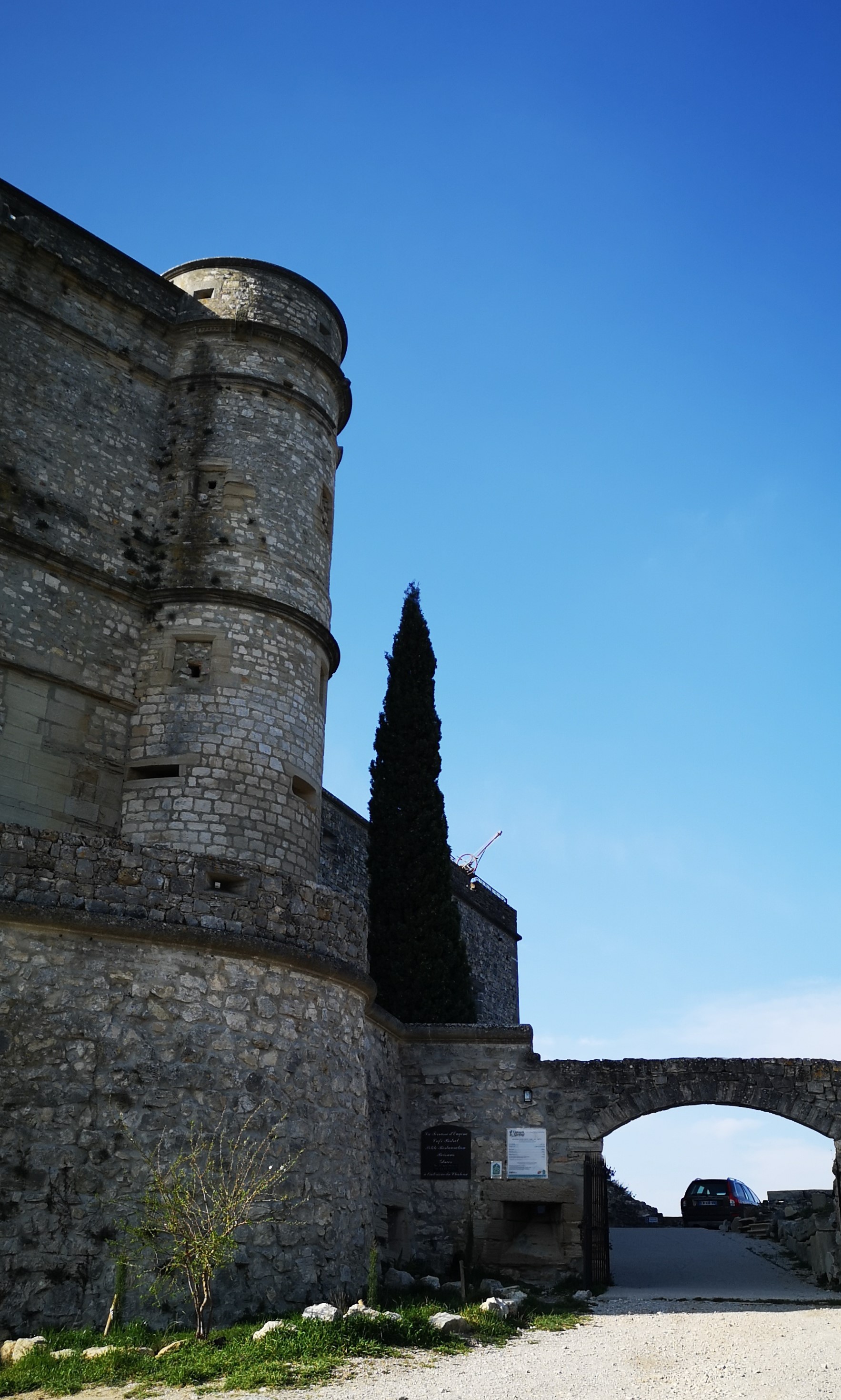 Arrivando allo Château du Barroux