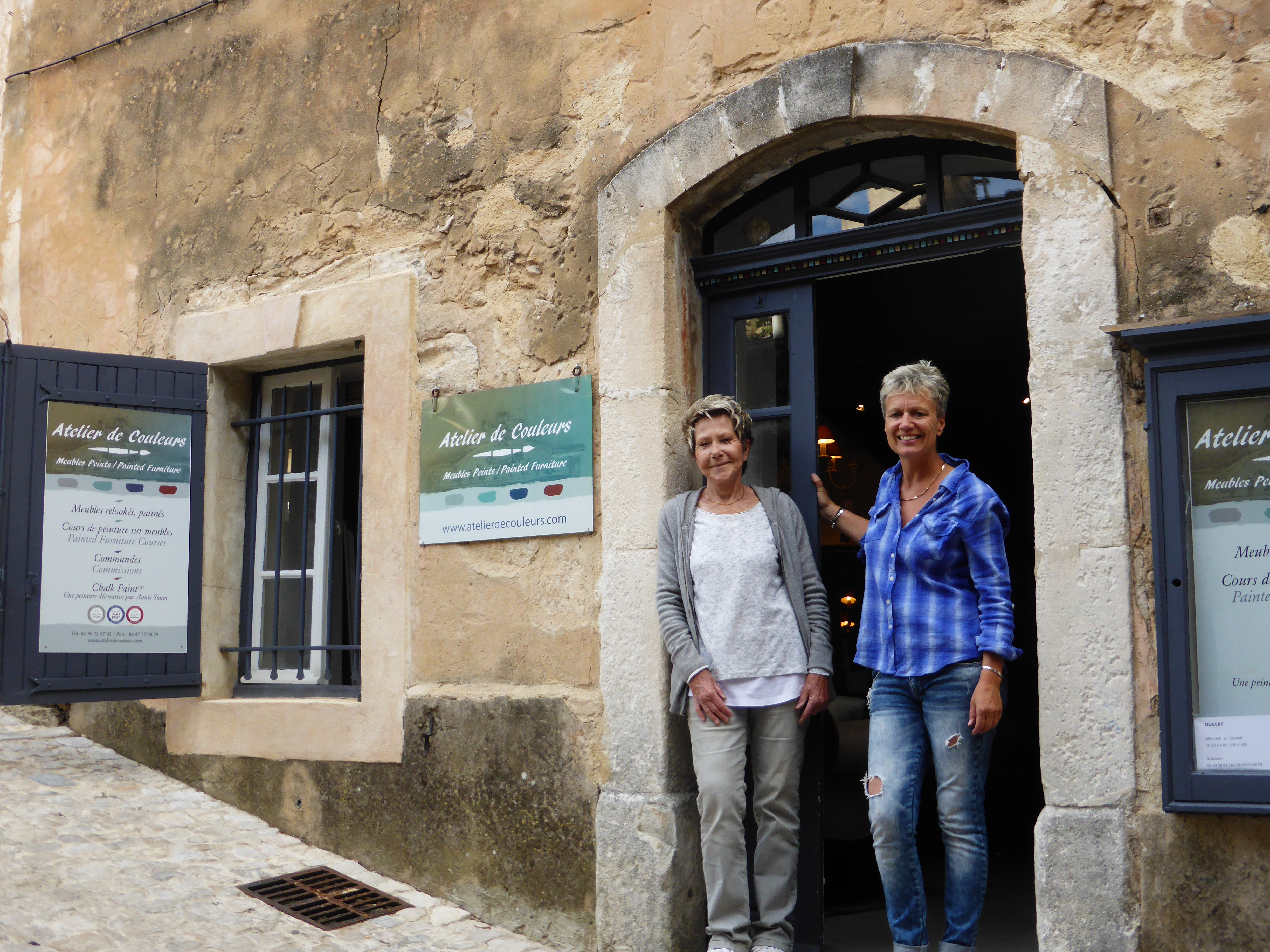 Atélier des couleurs - Liz e Monique sulla soglia della bottega d'arte