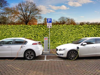 Auto elettriche alla postazione di ricarica