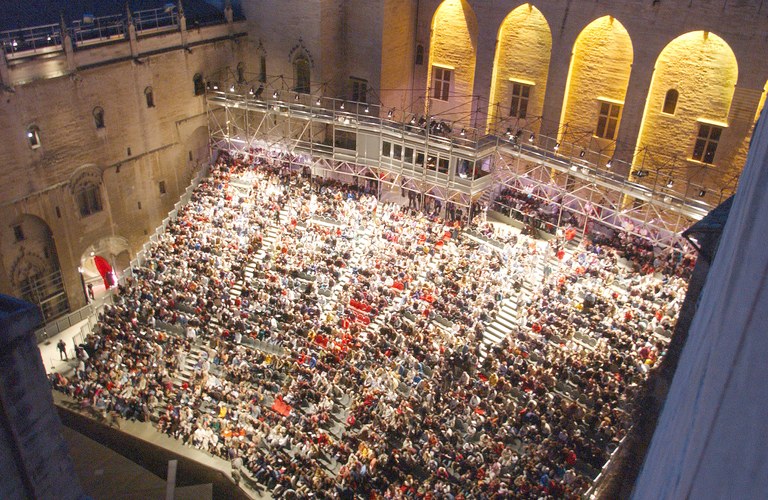 Avignone, la corte d'onore del Palazzo dei Papi © JP Campomar