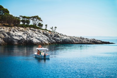 Basta un piccolo motore per raggiungere le coste più selvagge