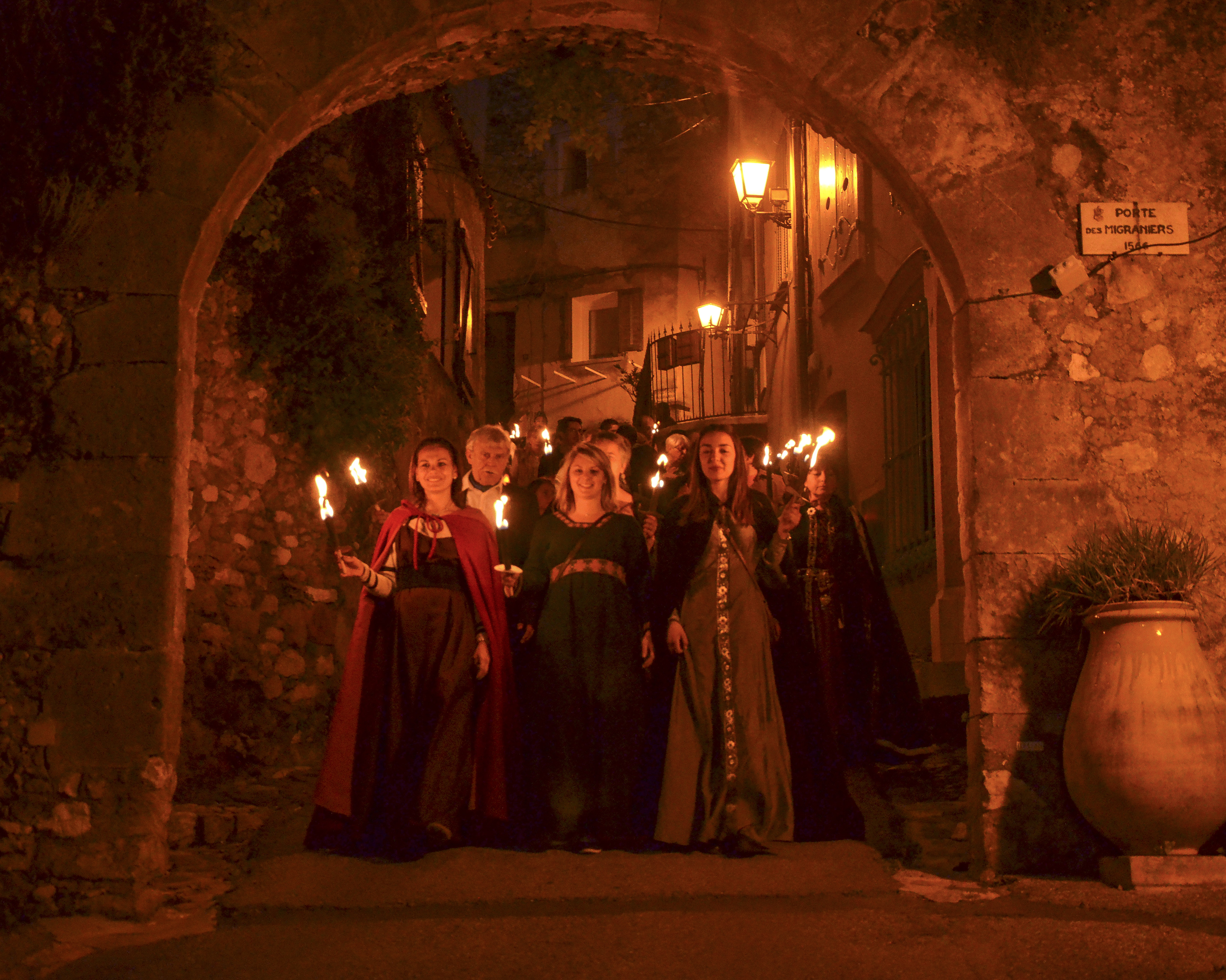 Biot, fanciulle in abiti medievali