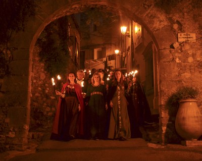 Biot, fanciulle in abiti medievali