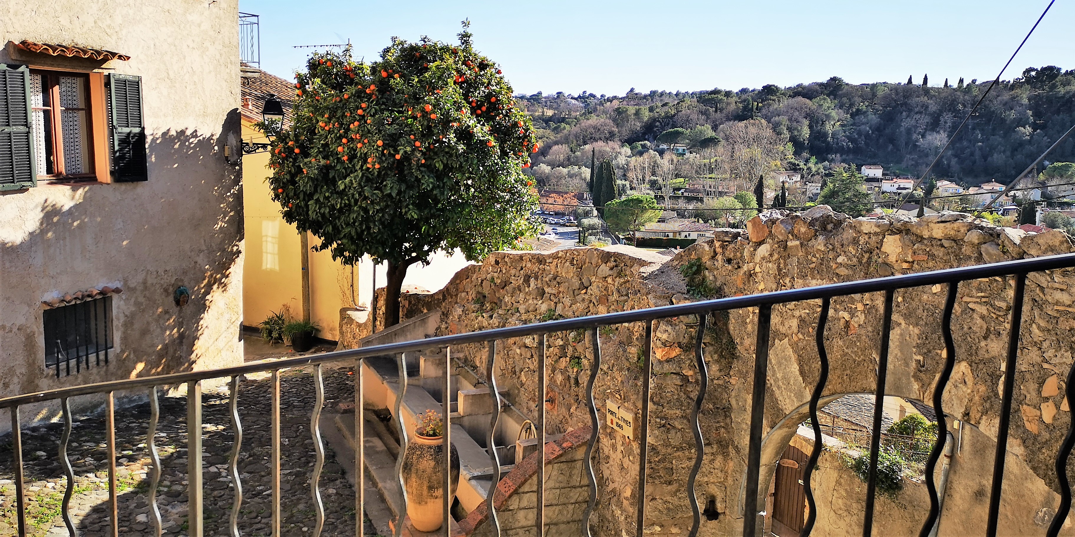 Biot Village, la porte des tines e il lavatoio