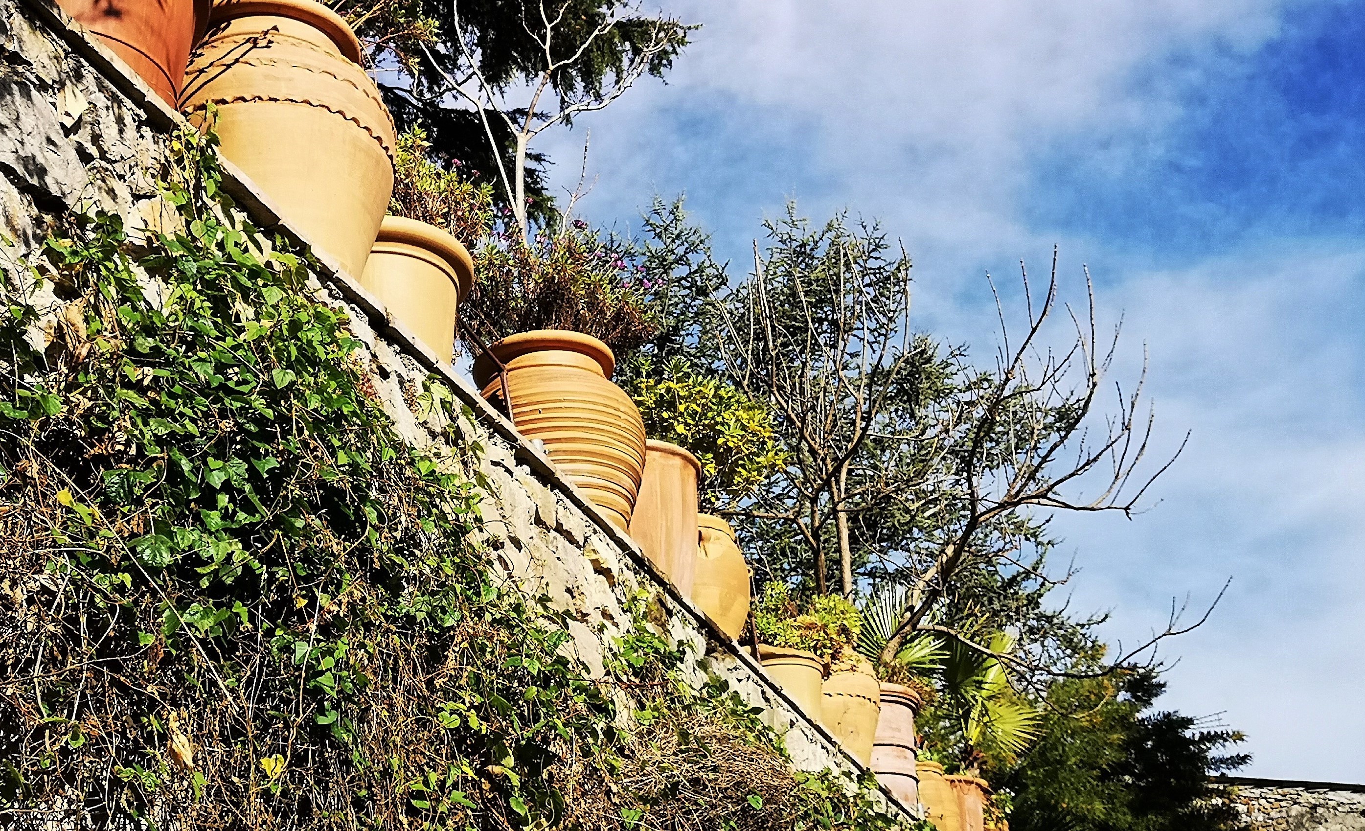 Biot Village, una lunga fila di vasi