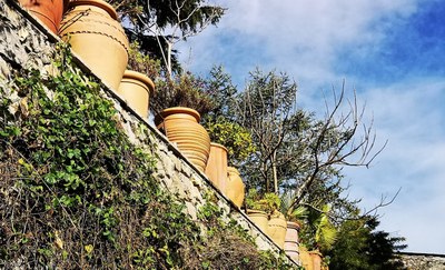 Biot Village, una lunga fila di vasi