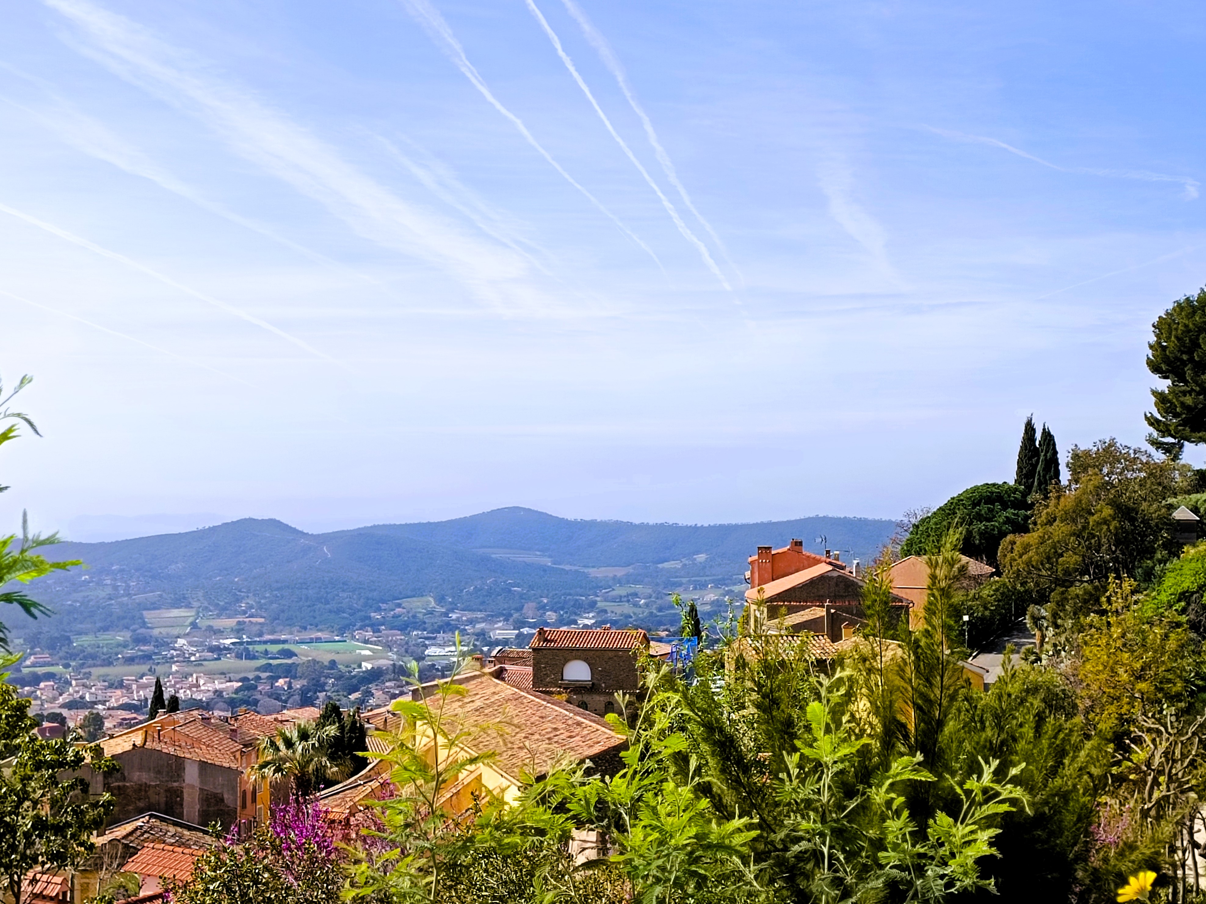 Bormes-les-Mimosas e le colline sullo sfondo