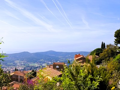 Bormes-les-Mimosas e le colline sullo sfondo