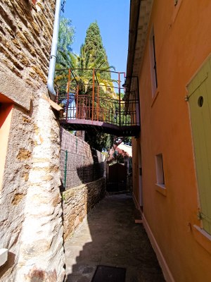 Bormes-les-Mimosas, per le viuzze del village