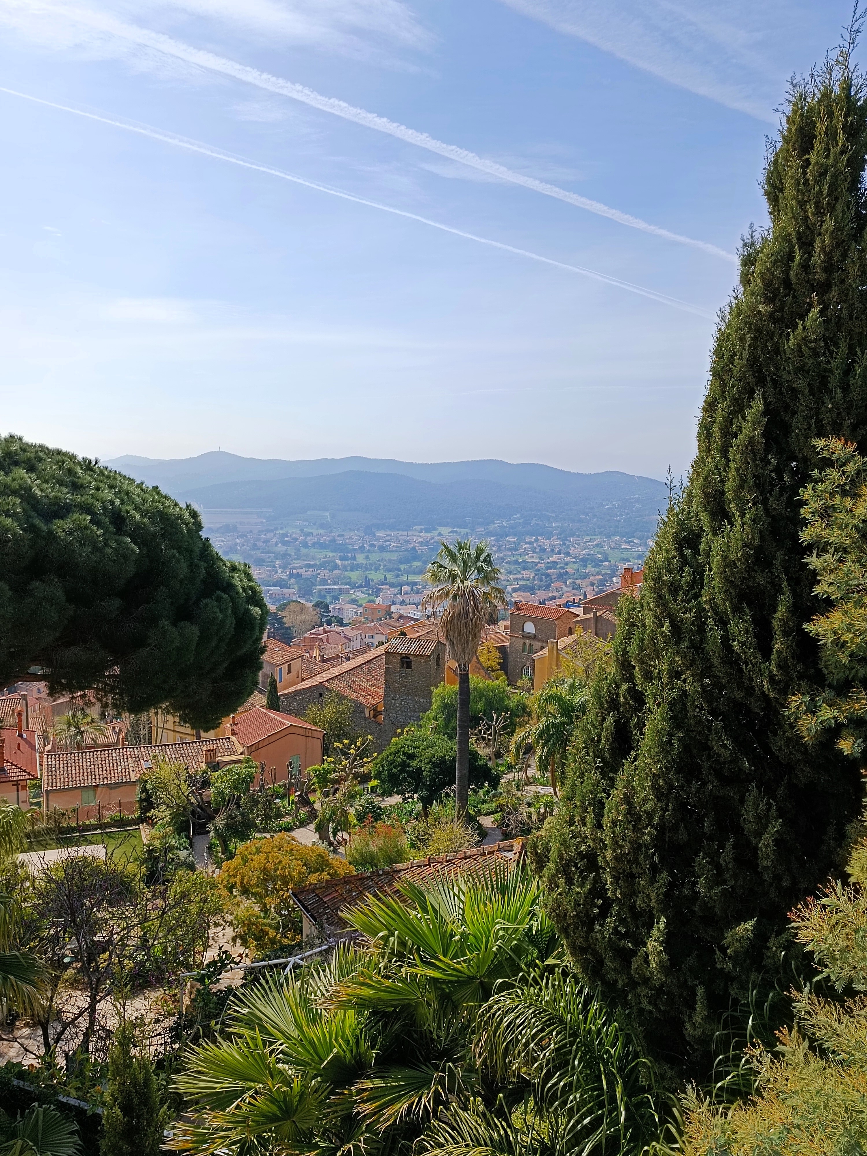 Bormes-les-Mimosas sotto il cielo striato