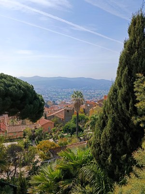 Bormes-les-Mimosas sotto il cielo striato