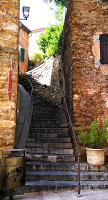 Bormes-les-Mimosas, tra scalinate e strade scoscese