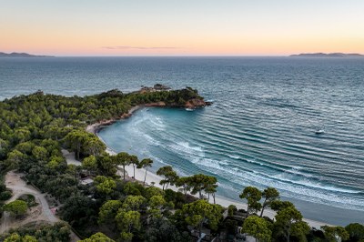 Bormes les Mimosas, vista aerea della Plage de l'Estagnol © Anthony Roux