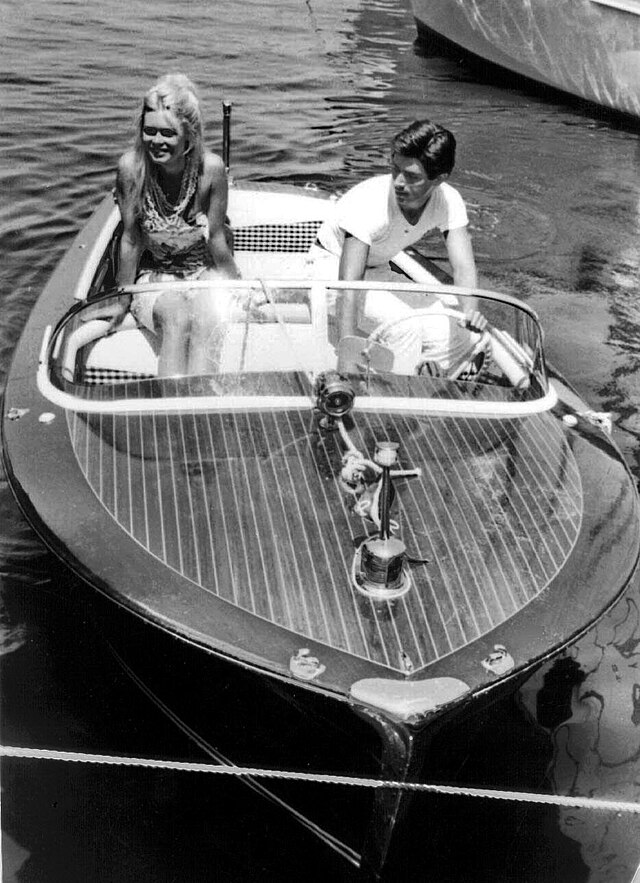 Brigitte Bardot e Sami Frey, Saint-Tropez 1963.jpg