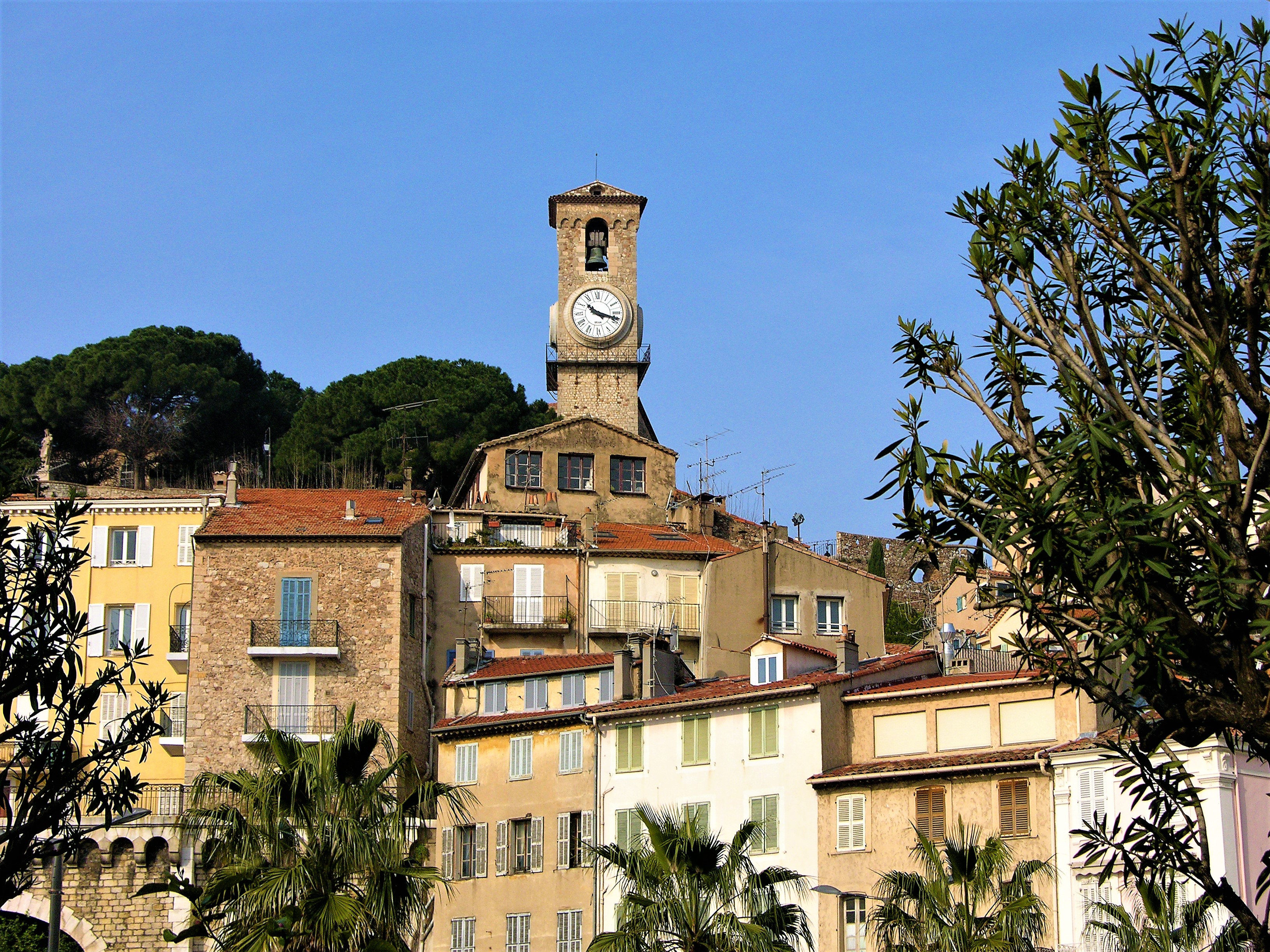 Cannes, il Suquet visto dal porto