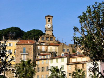 Cannes, il Suquet visto dal porto