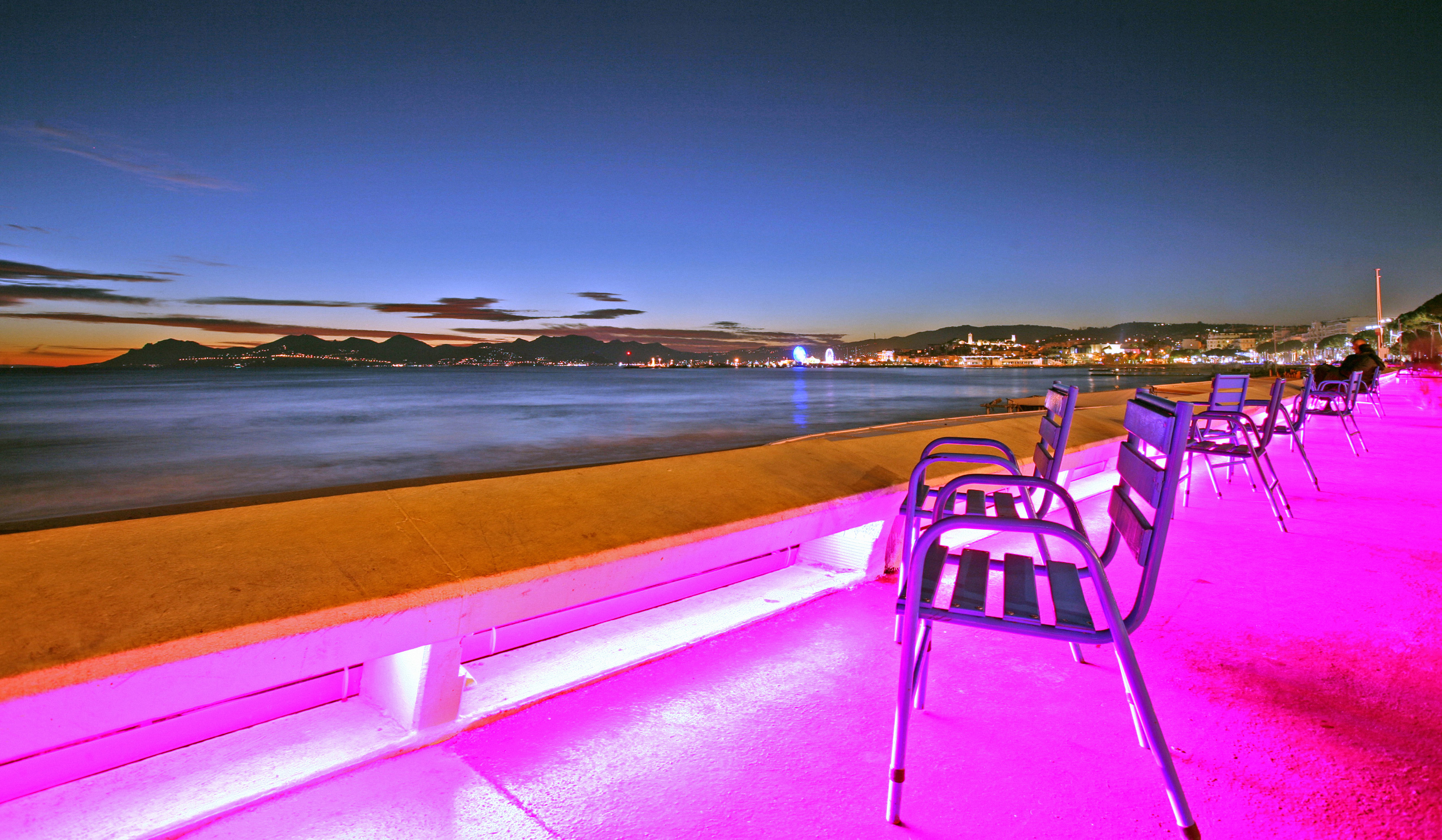 Cannes, la Croisette si tinge di rosa © Kelagopian